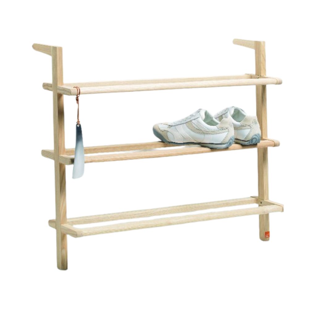 Schuhregal Gaston aus Eschenholz an der Wand gelehnt mit einem Paar Schuhe