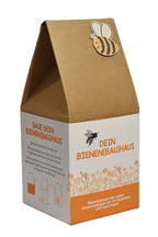 anderer winkel, Papp-Bienenhaus mit Niströhren und einer aufgeklebten Biene. Auf der Verpackung steht "Dein Bienen(Bau)haus zum sleber zusammenbauen " 