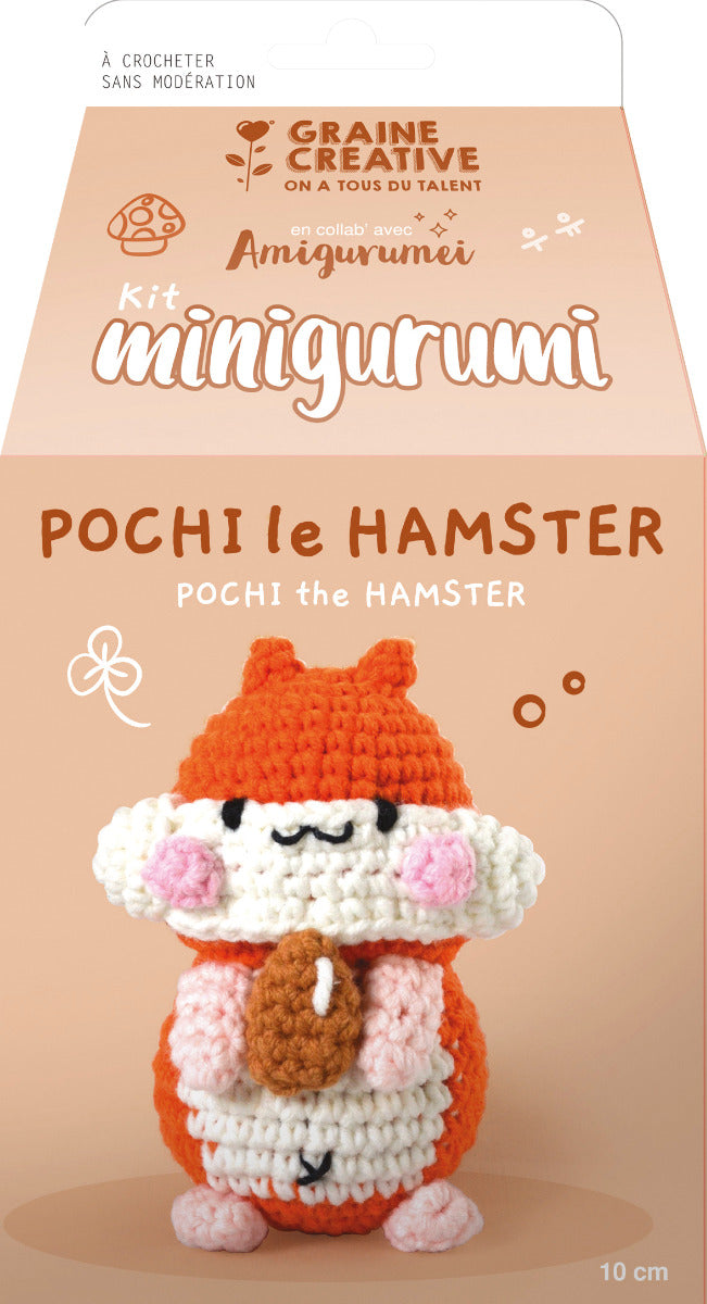 Verpackung des DIY Häckelsets des Hamsters mit Nuss in der Hand