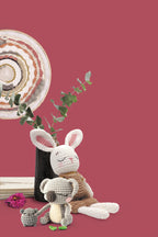 Das Kaninchen Plüschtier zur Geburt in Deko mit anderen Hakel Tieren, Koalas und Vasen