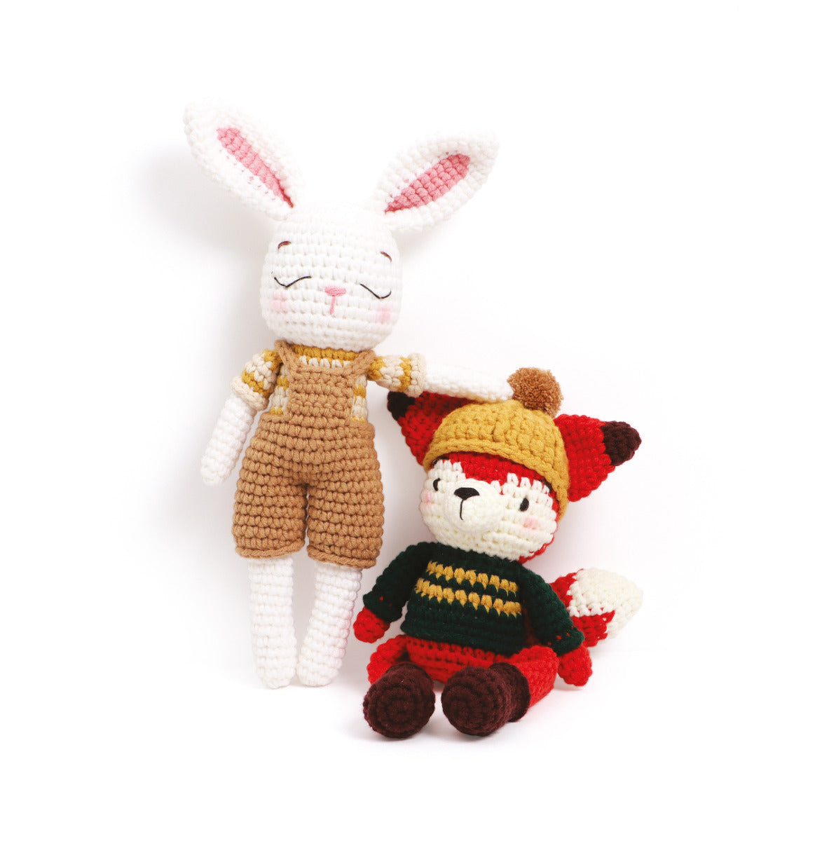 Fertiggestelltes Fuchs Plüschtier und Kaninchen Version liegen auf dem Boden