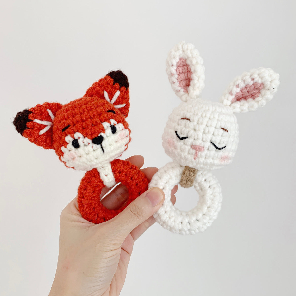 Animal Desk Decor - Häkeln positiver Fuchs, emotionaler Unterstützung Plüsch | Niedliche handgefertigte Wollgestrickpuppe, Stressabbau Tierfigur erhebende Häkelbegleiter für Männer Frauen lustige Tier Animal Desk Decor - Häkeln positiver Fuchs, emotionaler Unterstützung Plüsch | Niedliche handgefertigte Wollgestrickpuppe, Stressabbau Tierfigur erhebende Häkelbegleiter für Männer Frauen lustige Tier