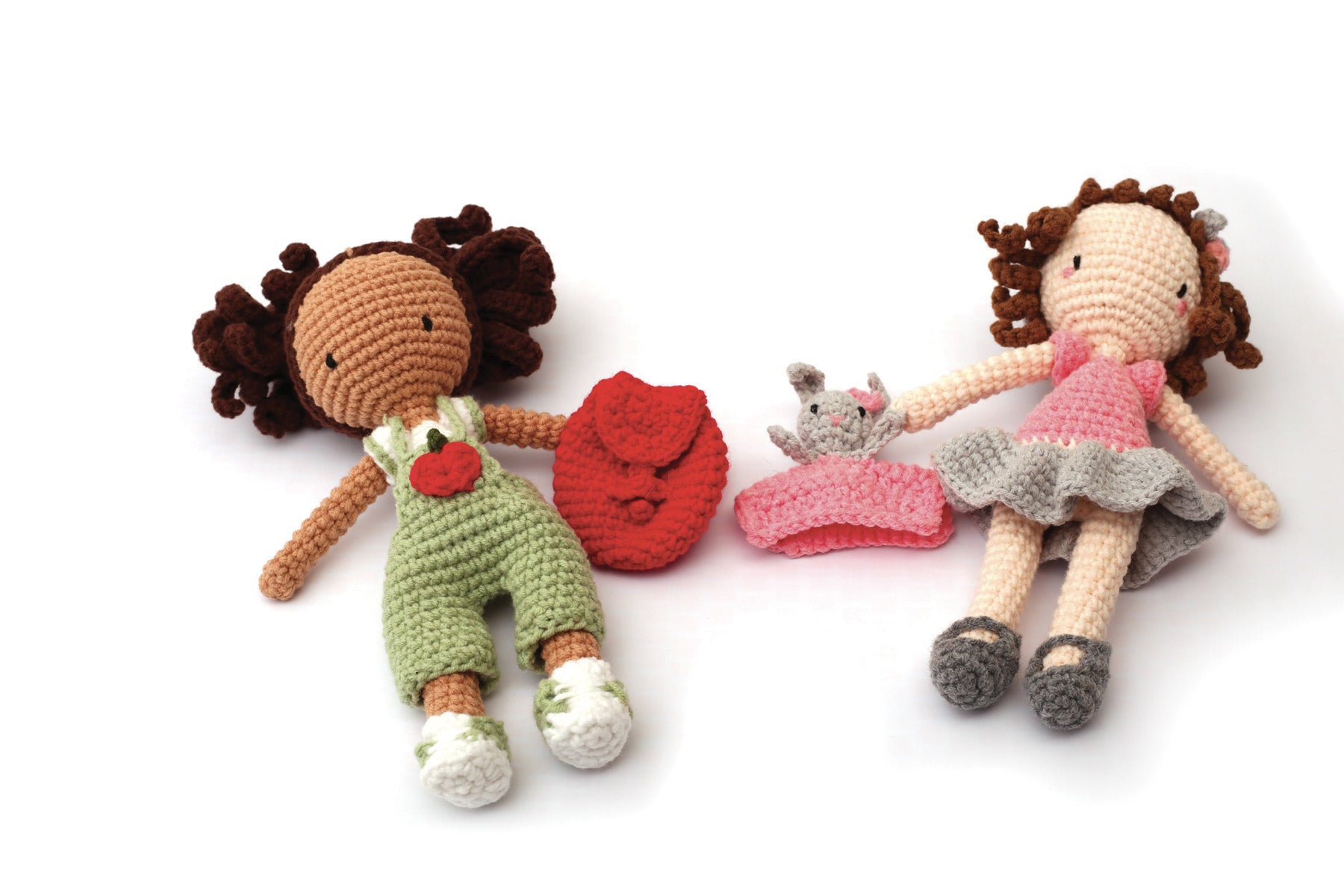 DIe DIY Häckel Puppe "Lina" liegt neben der Häckelpuppe "Iris"