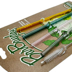 Nahaufnahme Vier bunte Glastrinkhalme mit Bürste