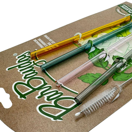 Nahaufnahme Vier bunte Glastrinkhalme mit Bürste
