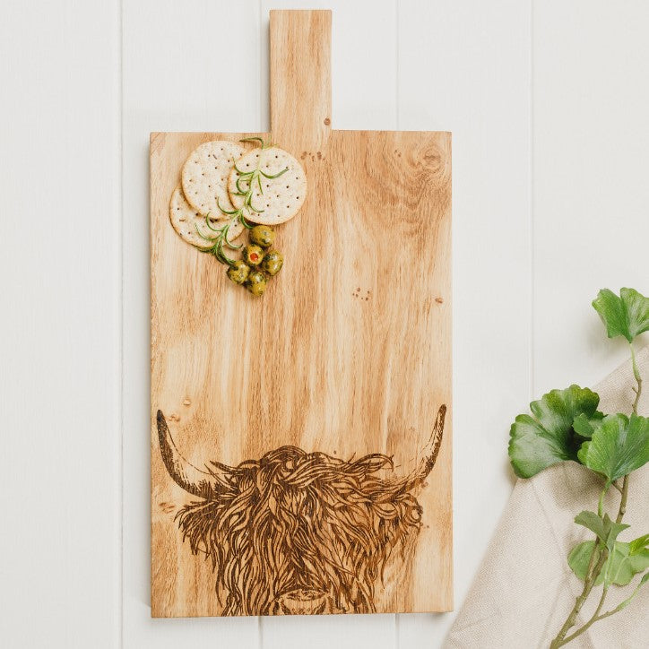 Eichen Servierbrett mit eingebranntem Hochlandrind Muster auf einem Tisch mit Dekoration