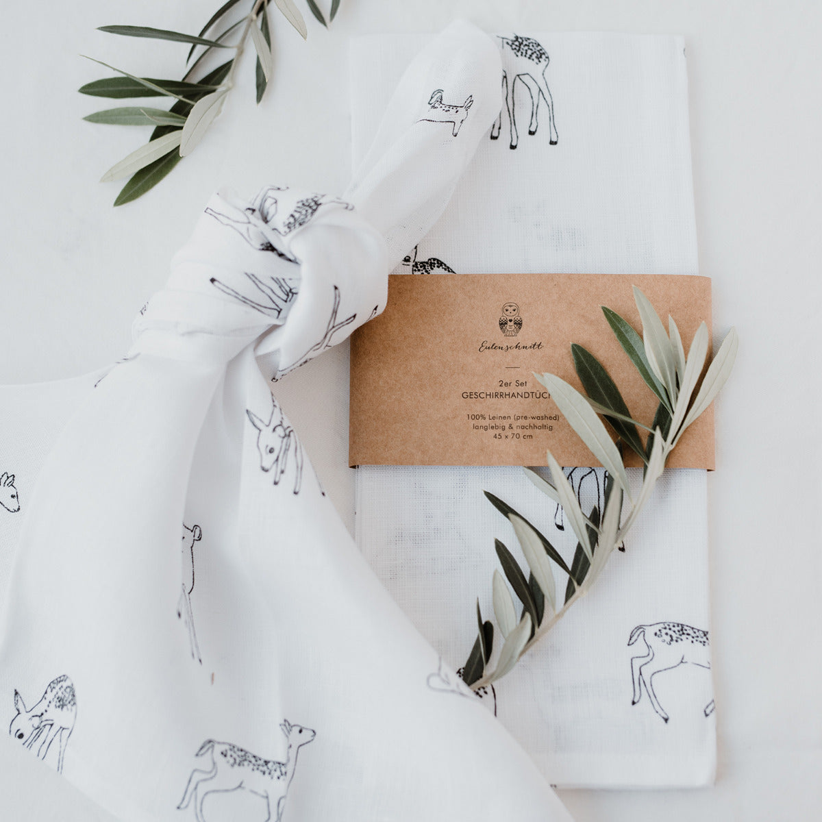 weißes Leinen Geschirrtuch mit Rehkitz Muster, eingepackt