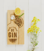 Ein Eichen Gin Servierbrett mit einer eingebrannten Schrift "Let the weekend BE GIN" und einer Flasche mit Zitronenscheibe
