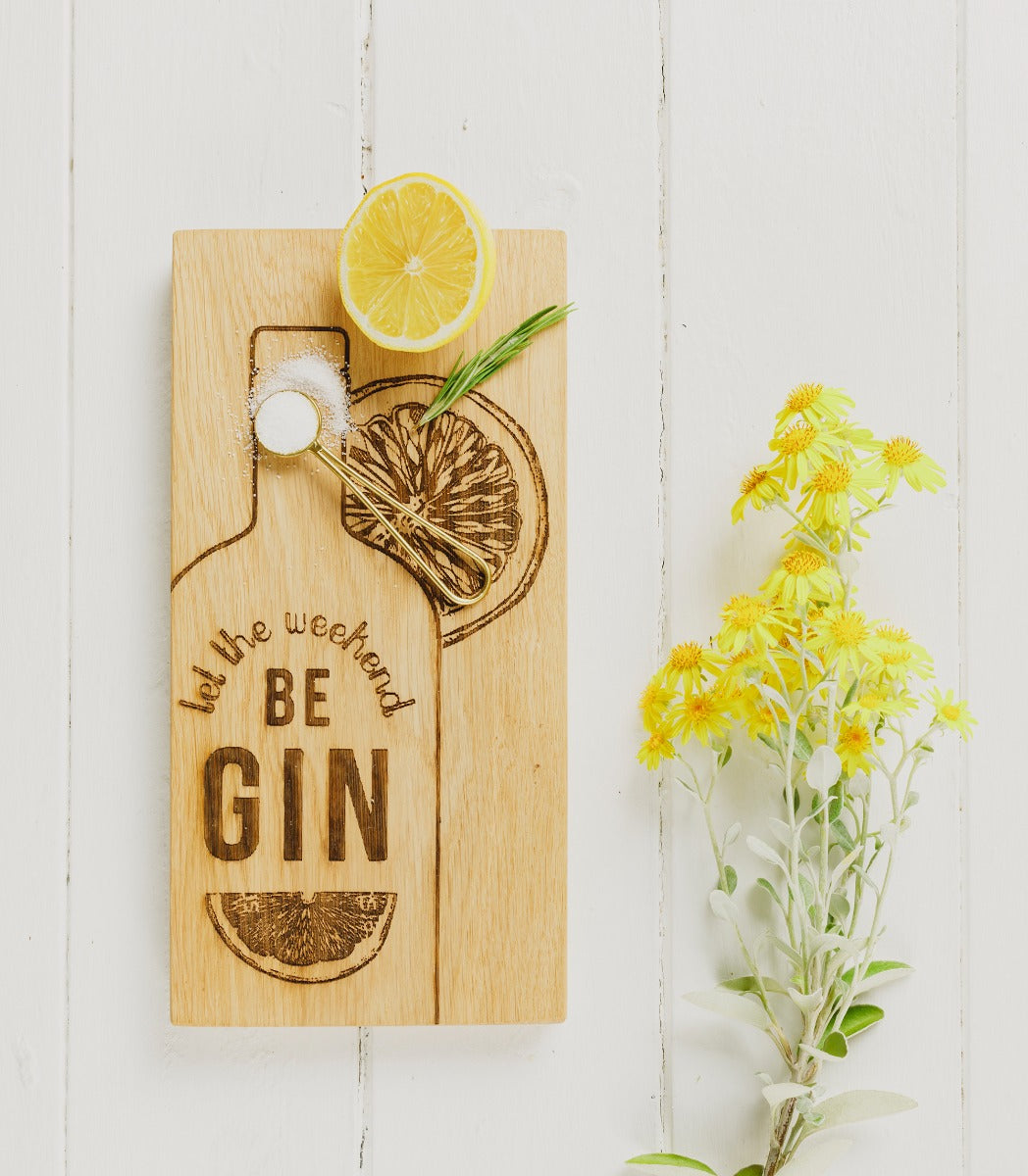 Ein Eichen Gin Servierbrett mit einer eingebrannten Schrift "Let the weekend BE GIN" und einer Flasche mit Zitronenscheibe