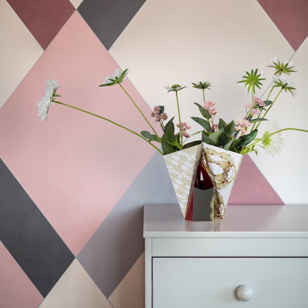 Die Faltvase mit Blumen auf einem Tisch 