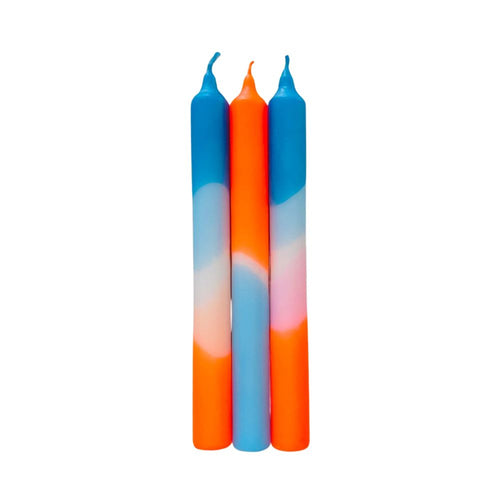 Drei Stabkerzen mit einem Farbverlauf von Blau, Orange und Weiß