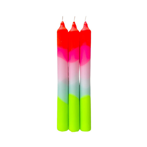 Drei Stabkerzen mit Farbabstufungen in Neonrot, Pink, hellblau und Neongrün