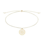 Das weiße Armband an dem das Glücks-Mandala angebunden ist