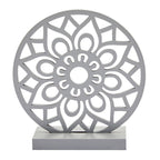 Vordere Ansicht der Dekoration für Fensterbank, Tisch oder Badezimmer in Form eines Glücks Mandalas aus Holz in der Farbe Grau