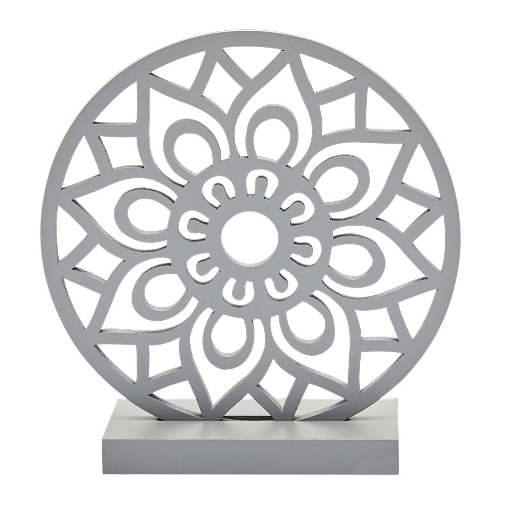 Vordere Ansicht der Dekoration für Fensterbank, Tisch oder Badezimmer in Form eines Glücks Mandalas aus Holz in der Farbe Grau