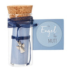 In einer kleinen Glasphiole mot Korkverschluss befindet sich ein Blaues Armband mit einem kleinen Engel Symbol, dass um einer Blauen Rolle umwickelt ist. Mit einer an der Phiole angebundenen Karte auf der steht "Ein Engel für MUT!"