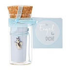 Armband Engel im Glas mit einer Angehangenen Karte auf der steht "Ein Engel für dich!", Alle Design-Elemente sind Himmelblau gefärbt