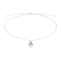 Ein blauer Armband mit einem Schutzengel-Anhänger