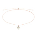 Das pinke Armband mit einem Schutzengel-Anhänger