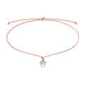 Das pinke Armband mit einem kleinen Engel Symbol Anhänger