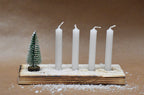 Mini Adventskranz in einer Länglichen Form mit einem kleinen Tannenbaum und 4 Weißen Stabkerzen