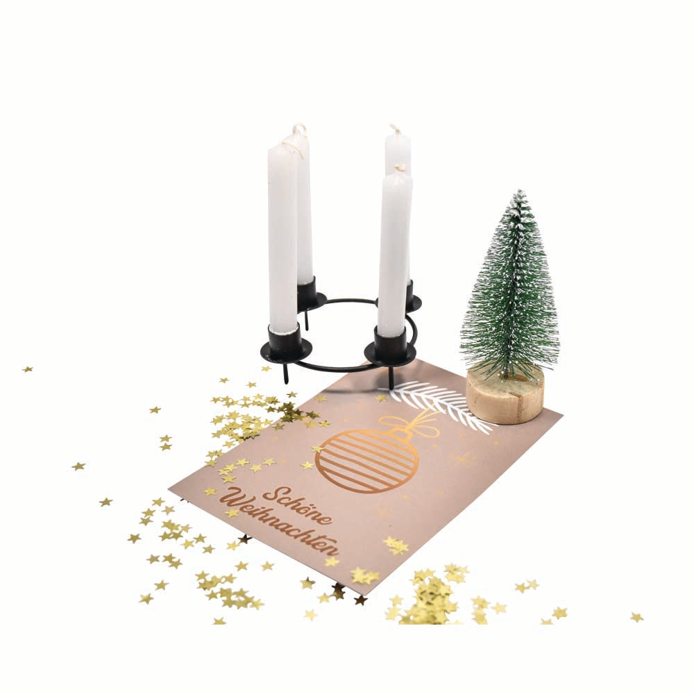 Kleiner Holz Deko Tannenbaum, Mini Stabkerzen-Halter, eine Postkarte mit der Schrift "Schöne Weihnachten"