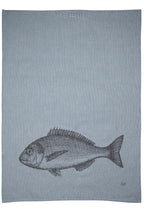 Blaues Geschirrtuch aus Baumwolle mit einem Fisch Aufdruck von 17;30