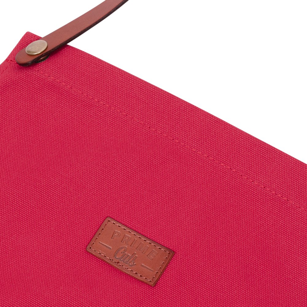 Nahaufnahme des Schürzen-Textils und dem Logo-Patch von "Prime Cuts"