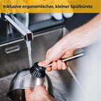 Die Bürste in verwendung zum Putzen von Geschirr im Spülbecken