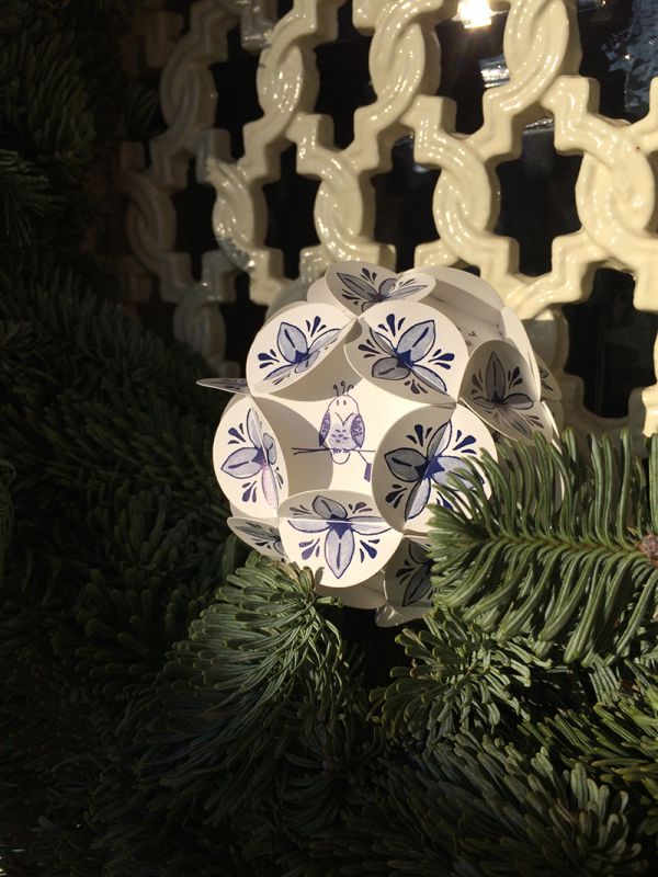 Nahaufnahme der Weinachtskugel mit einem Delfterblauen Keramik Design, aus Papier zusammengesteckt in einem Kranz