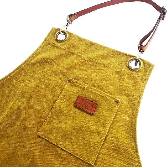 Nahaufnahme der oberen Tasche der Baumwoll Grillschürze und des Leder-Trägers