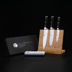 Messerset "IZUMI ICHIAGO" Dreiteilig in einer Holz Vorschau und einem Schleifstein davor