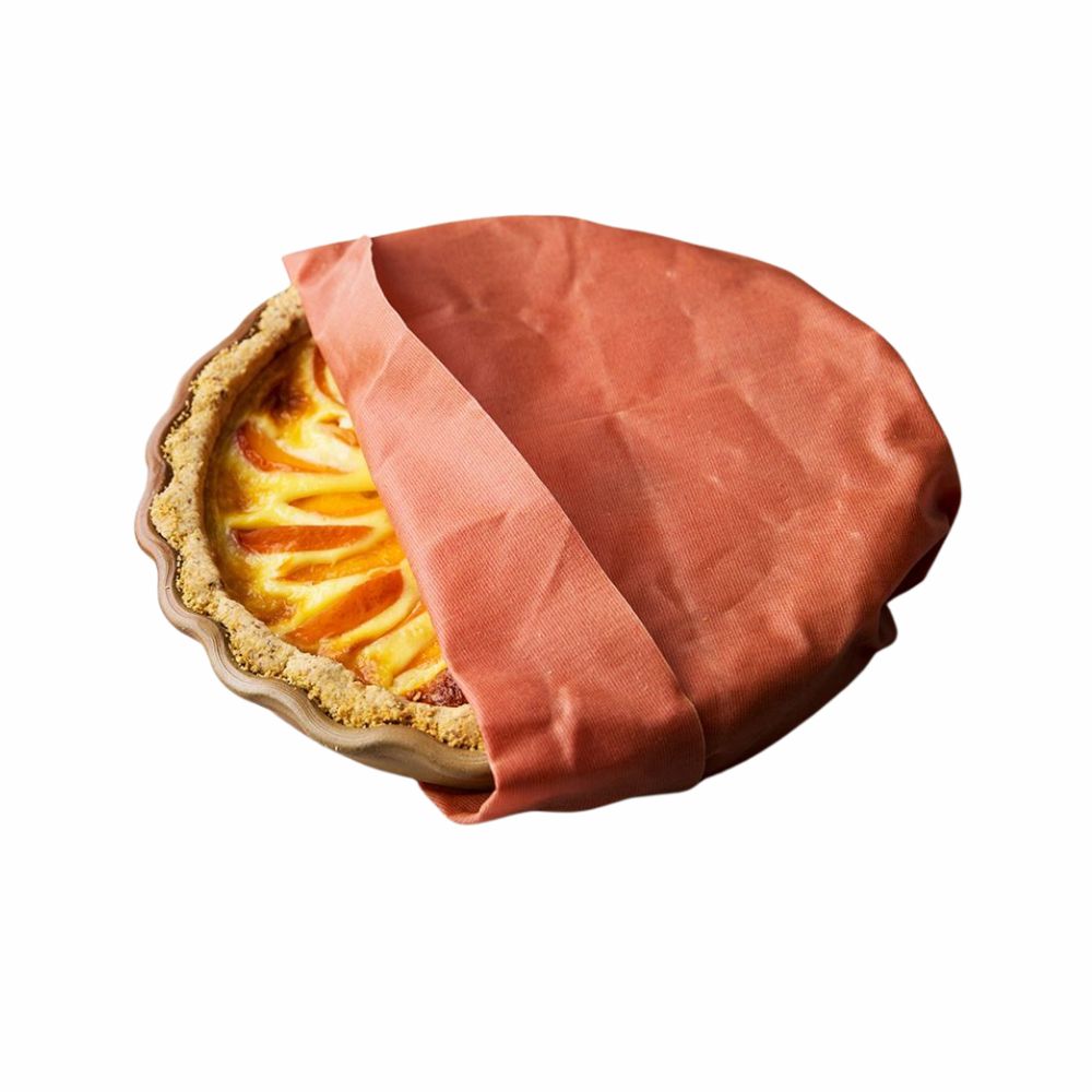 Bienenwachstuch in Orange deckt ein Kuchen ab