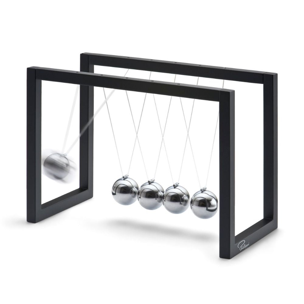 Kugelspiel mit 5 pendelden Kugeln aus Chrom die an einander schlagen und einander bewegen, schwarz pulverbeschichtes Gerüst aus Metall, kubisches minmalistisches Design