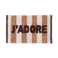 Badematte getreift in Braun und beige und einer braunen Schrift "J'ADORE"