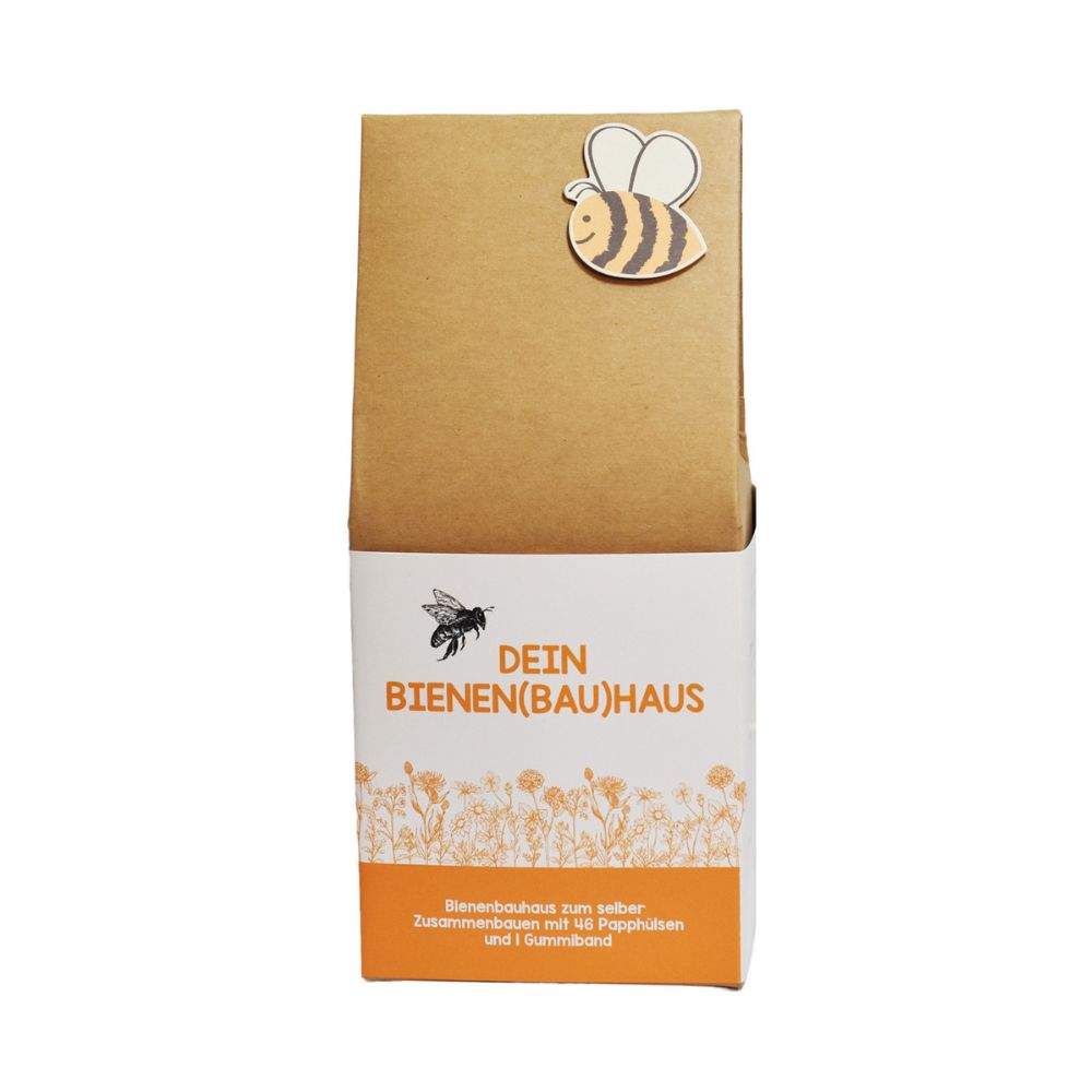 Papp-Bienenhaus mit Niströhren und einer aufgeklebten Biene. Auf der Verpackung steht "Dein Bienen(Bau)haus zum sleber zusammenbauen "