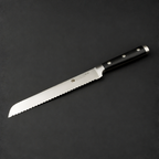 IZUMI ICHAGO Brotmesser auf dunklem Hintergrund