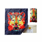 schwarzes Bienenwachstuch mit einem Motiv "MUAH!" auf dem ein Löwenkopf in Tiki-Style zu sehen ist