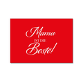 Rote Postkarte mit einer Weißen Schrift "Mama ist die Beste!"