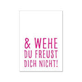 Eine Postkarte mit einem Lila Spruch''Und wehe du freuchst dich nicht''