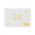 Eine graue Postkarte, auf der viele kleine goldene Sternchen sowie zwei größere abgebildet sind. Unten links befindet sich zudem ein goldenes Schweinchen, und in der Mitte steht in goldener Schrift ‚NEUES JAHR NEUES GLÜCK‘