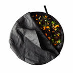 Das Schwarze Bienenwachstuch deckt ein Teller mit Salat ab