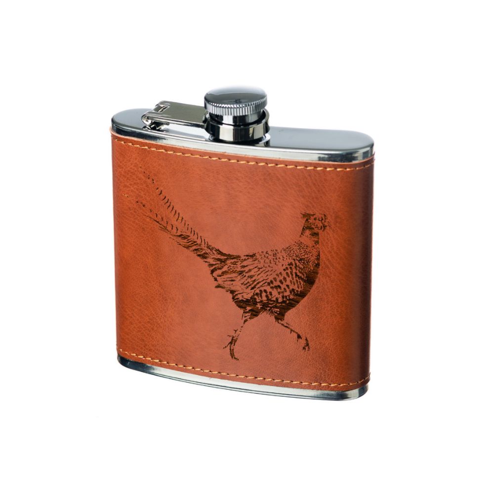 Flachmann mit einer Lederauskleidung und einem Aufdruck eines schwarzen Fasans