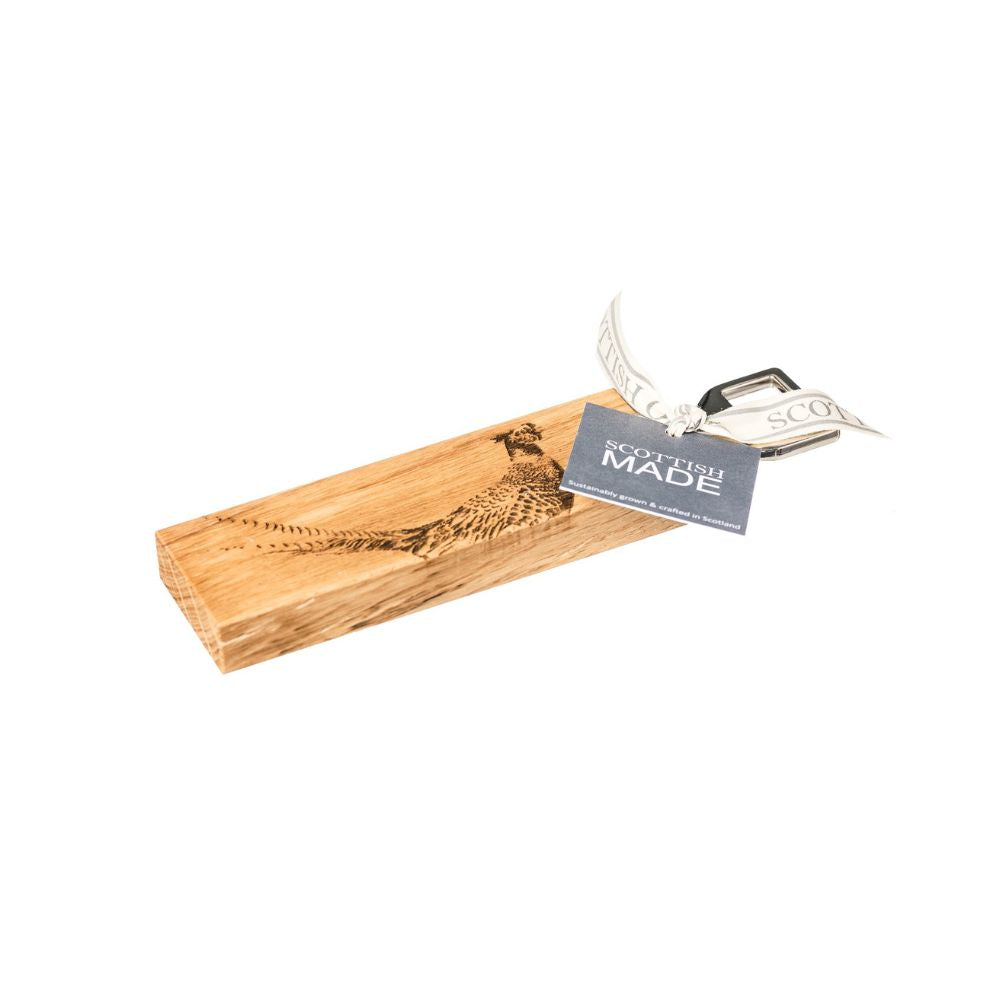 Ein Flaschenöffner mit einem rechteckigen Eichenholzgriff, auf dem ein Fasan-Motiv eingebrannt ist