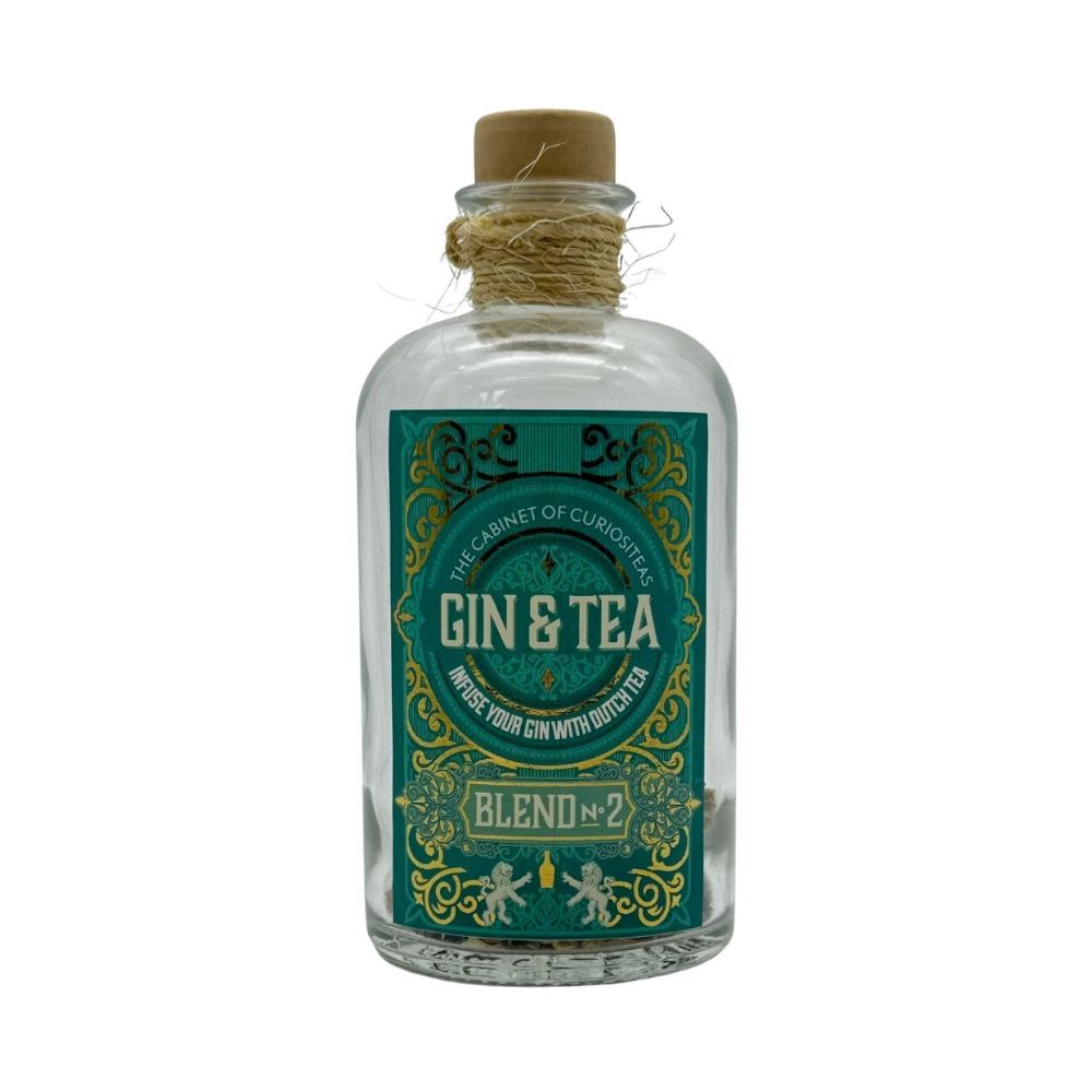 Flasche mit Kork-Verschluss an dessen Hals eine Kordel umwickelt ist, Ein Türkies goldenes Label mit der Aufschrift "TEA NETHERLANDS "GIN AND TEA" INFUSE YOUR TEA WITH DUTCH TEA" Blend No 2