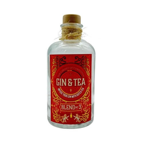 Flasche mit Kork-Verschluss an dessen Hals eine Kordel umwickelt ist, Ein Rot goldenes Label mit der Aufschrift "TEA NETHERLANDS "GIN AND TEA" INFUSE YOUR TEA WITH DUTCH TEA" Blend No 3
