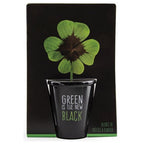 Ein Vierblättriges Kleeblatt mit einem Schwarzen Topf und ''Green is the new Black''