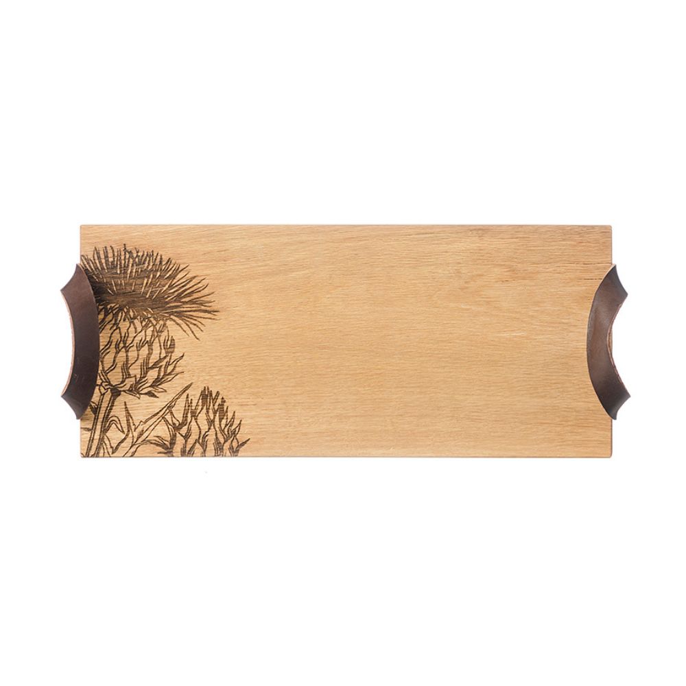 Eichen Serviertablett mit einem eingebrannten Distel Design und zwei braunen Lederriemen, links und rechts um das Tablett zu heben, vogelansicht