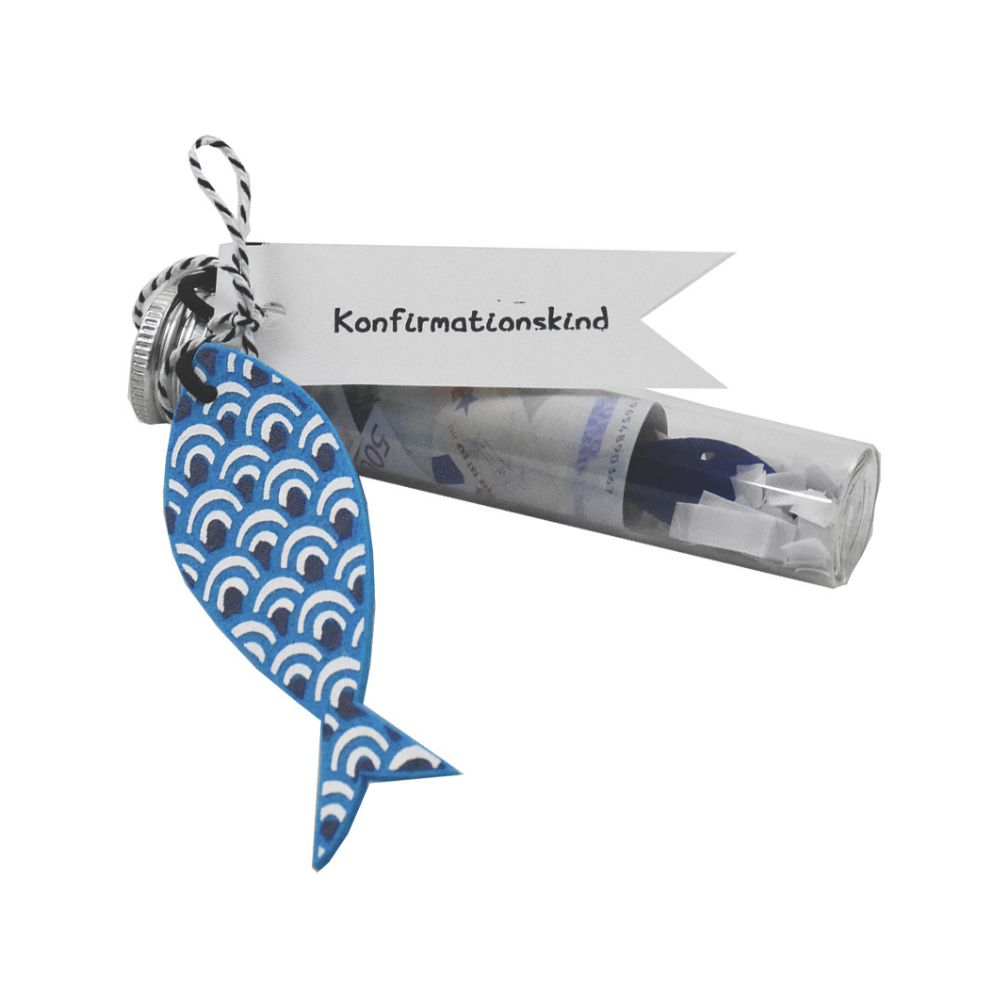 Gutschein Glas für die Konfirmation mit einem blauen Fisch und einem Tag "Konfirmationskind"