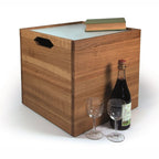 Ein Quadratischer Beistelltisch aus geölter Eiche. Aufgebaut wie eine Box mit Deckel und Stauraum. 